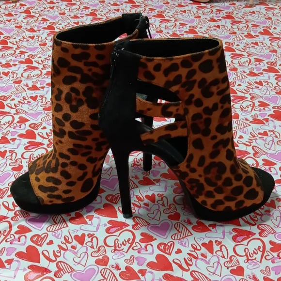 Sexy Leopard Heels - Picture 1 of 4